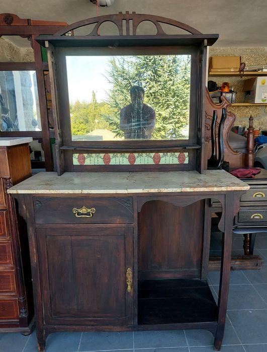 Aparador Antigo com espelho e azulejos