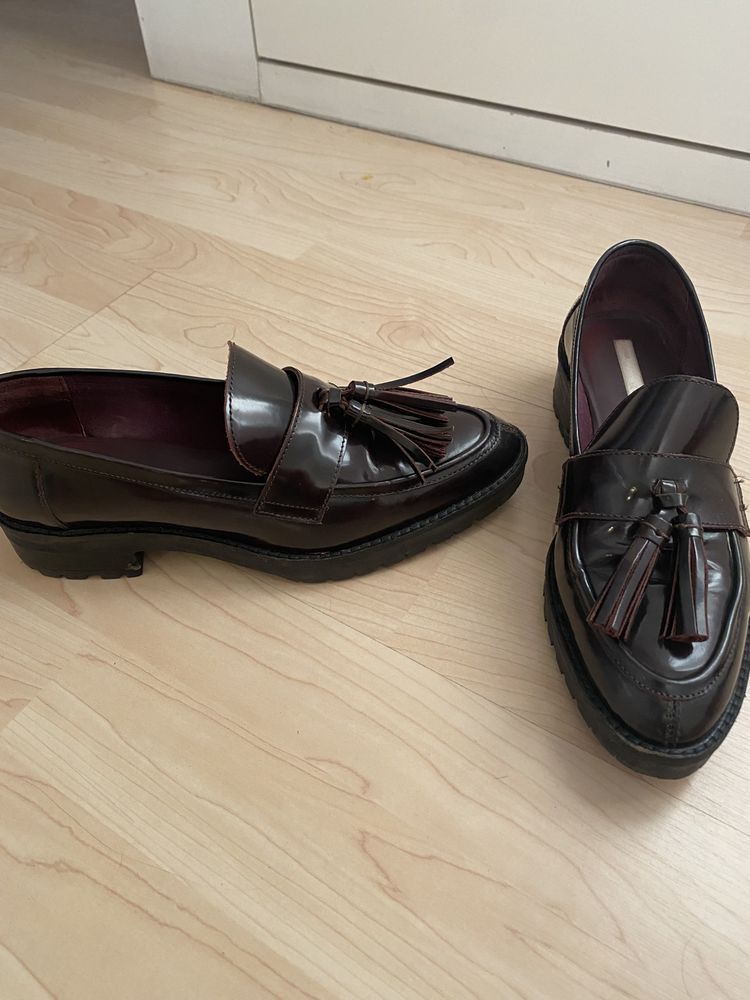 Sapatos em pele, com berloques, bordeaux escruro,  da H&M, tamanho 38