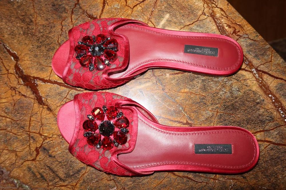 Оригінальні шльопанці Dolce & Gabbana.