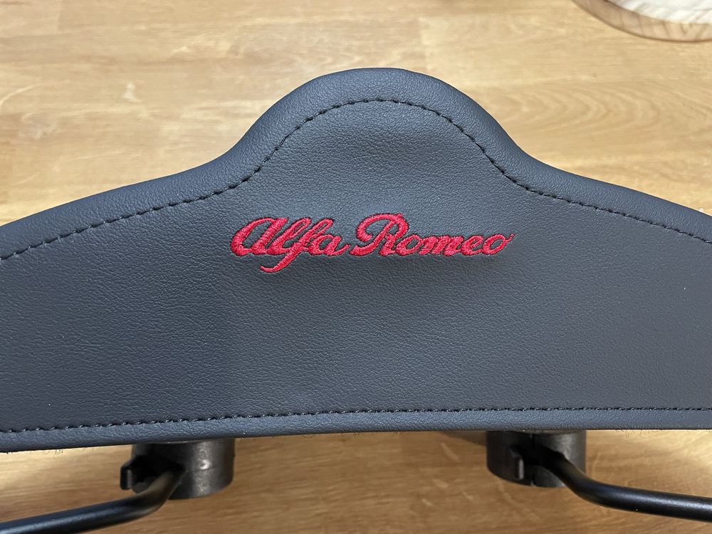 Alfa Romeo wieszak na marynarkę do auta