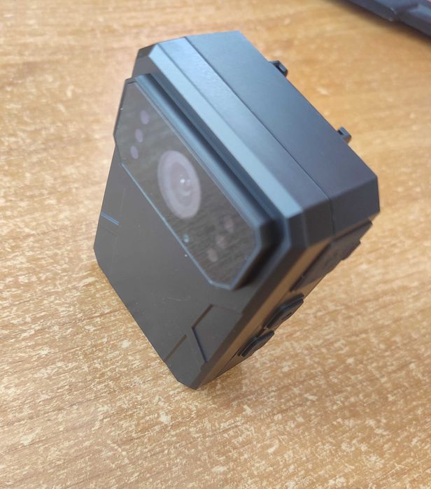 Нагрудна боді-камера з 2х-дюймовим екраном, акум 7 годин!! Оригінал