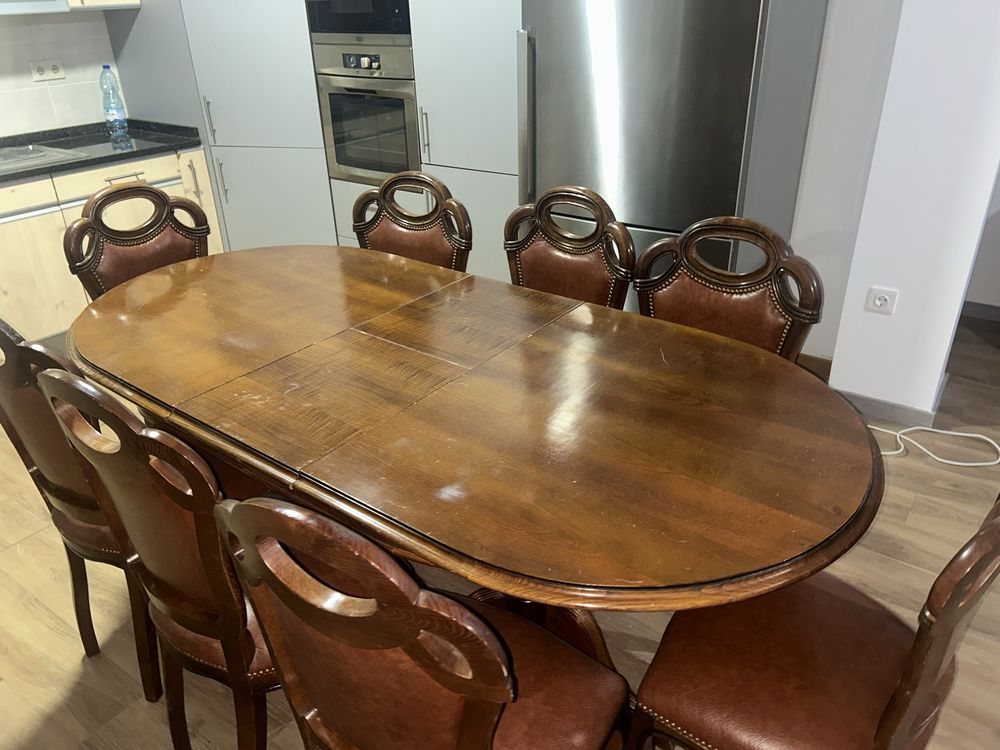 Mesa extencivel com 8 (oito) cadeiras de conjunto