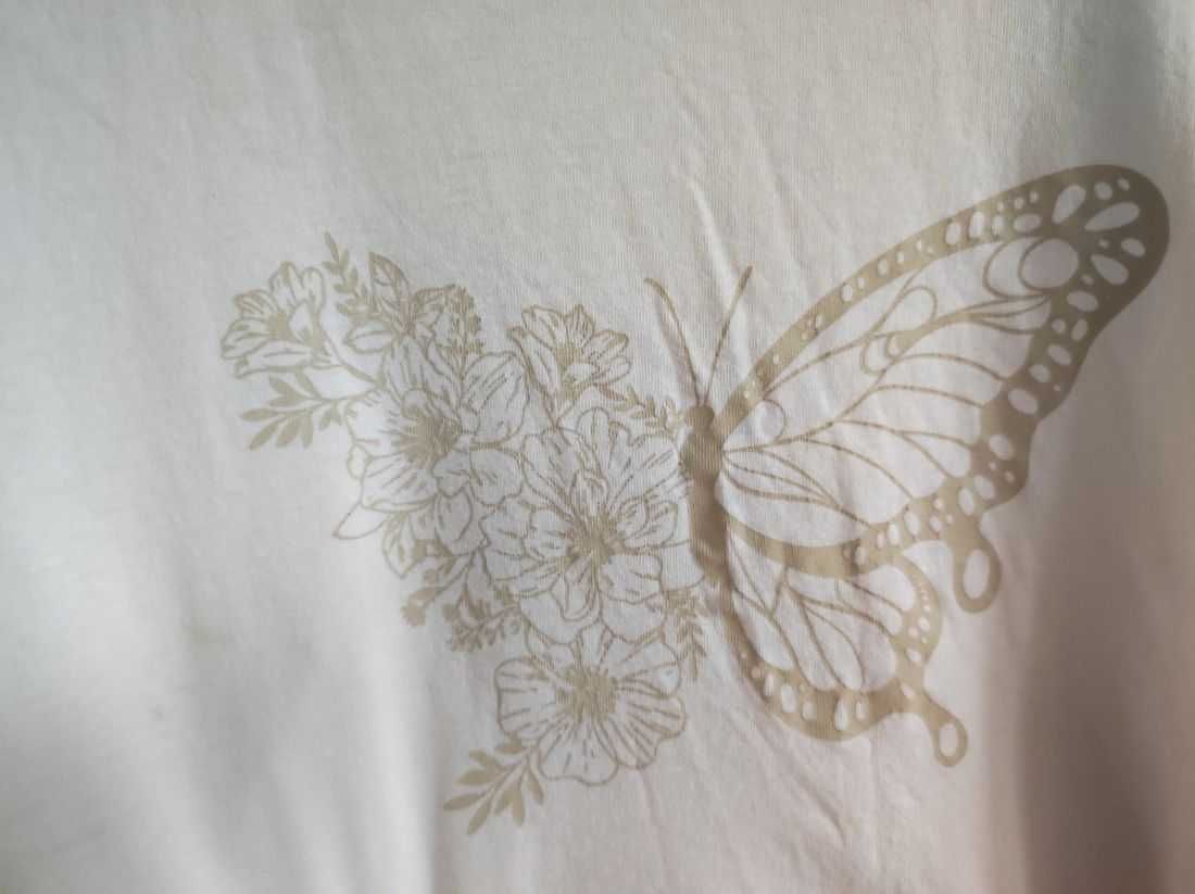 białą koszulka bluzka t-shirt z metalicznym złotym motylem