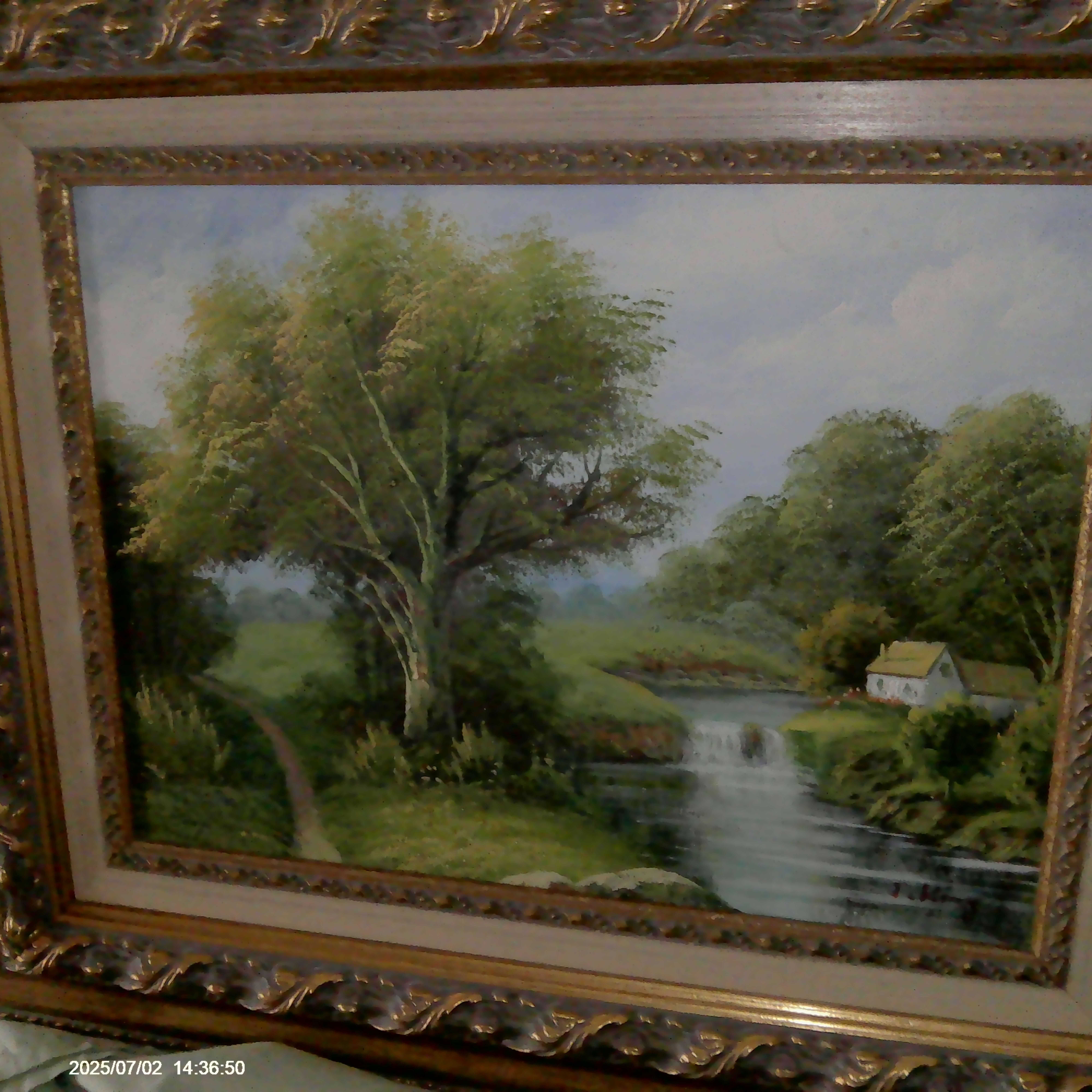 Quadro com moldura dourada