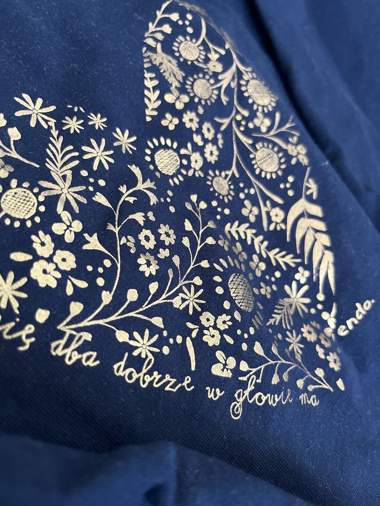 Bluza granatowa z ozdobnymi rekawami z sercem