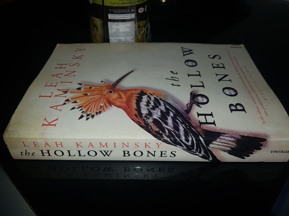 Livro The Hollow Bones de Leah Kaminsky em Inglês