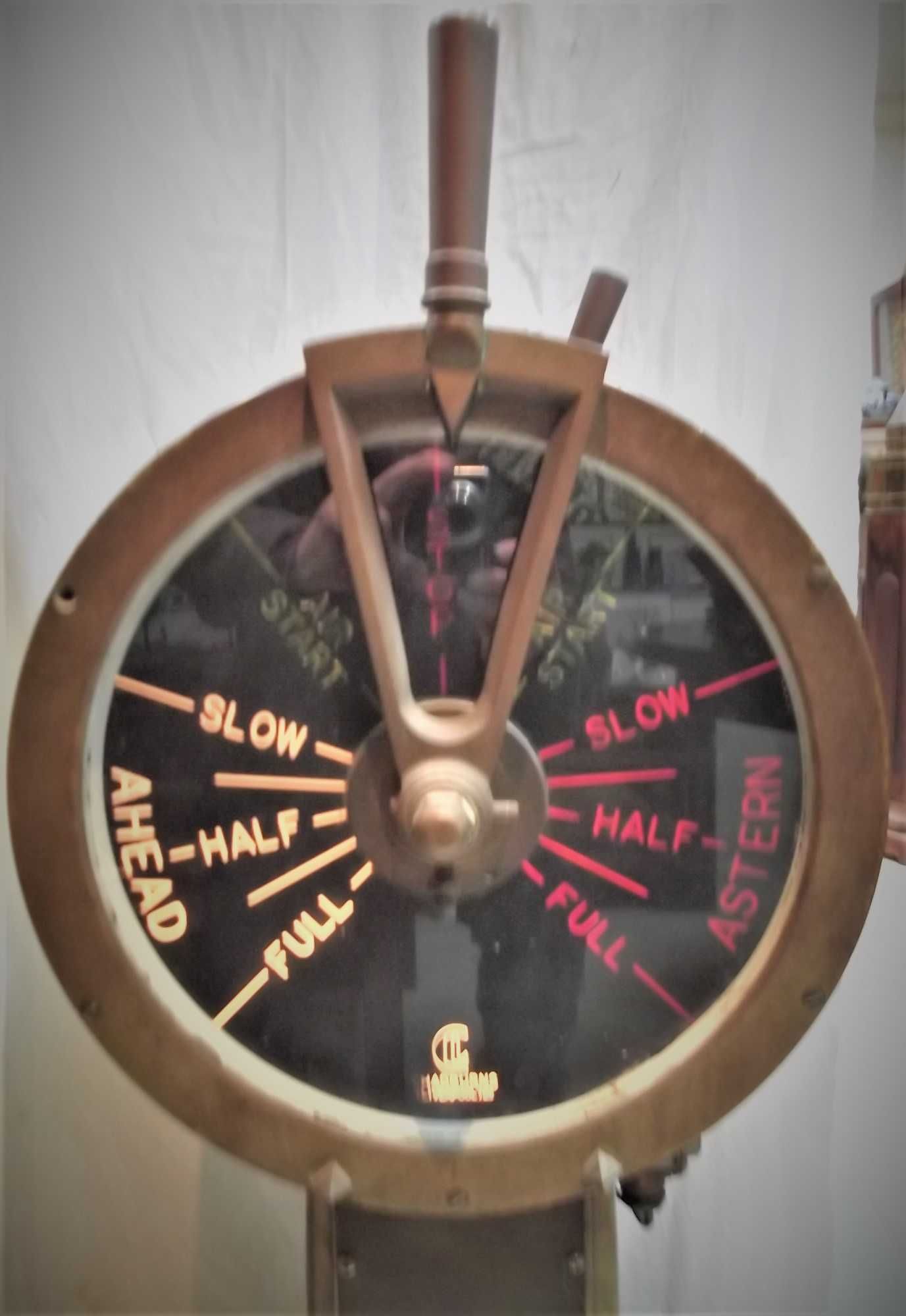 Telegrafo de ponte para navio de duas máquinas,