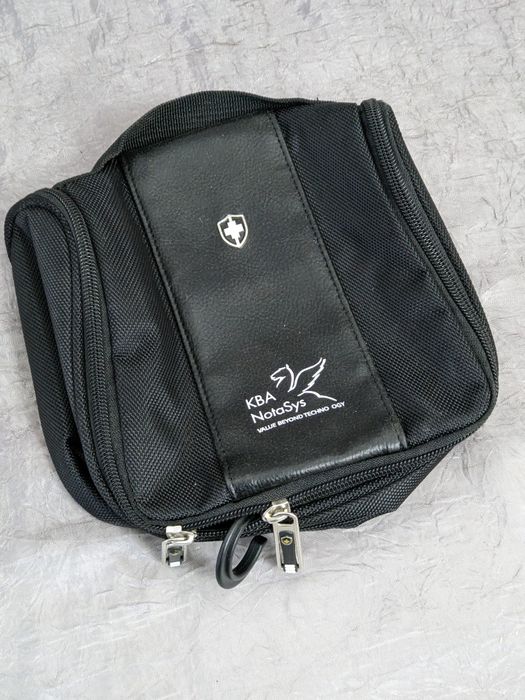 Чохли та сумки різних фірм. В доброму стані.