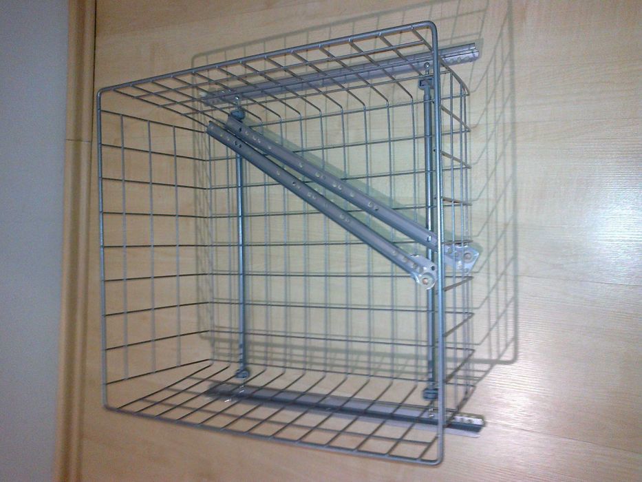 metalowy kosz podwieszany, wysuwany do szafki