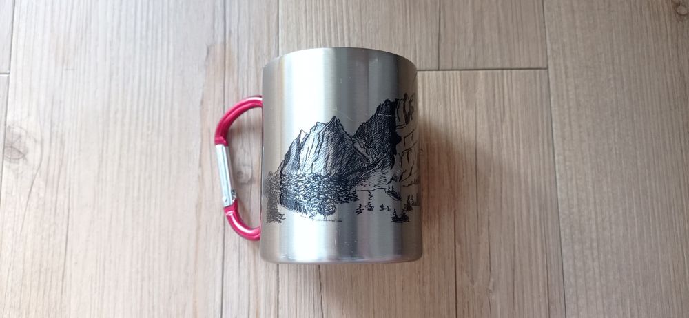 Kubek metalowy góry karabińczyk