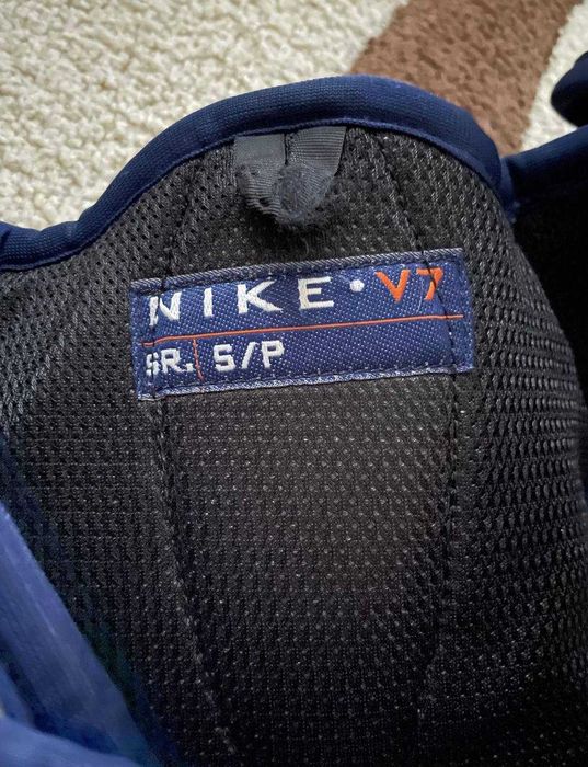 Продам нагрудник Nike v7