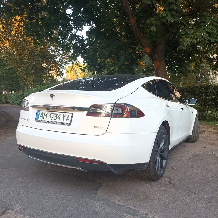 Tesla Model s85d