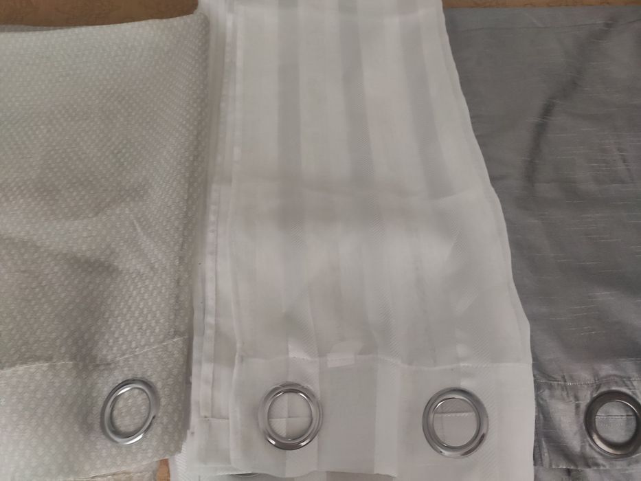 Cortinados par, nas cores vermelho, prateado e branco,o par