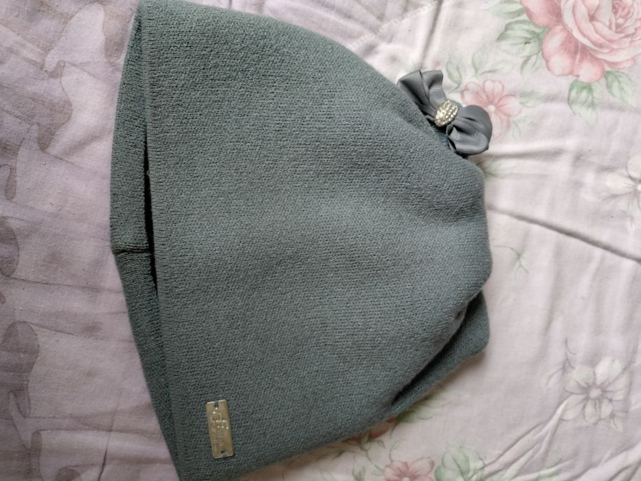 Отдам две шапки и угги