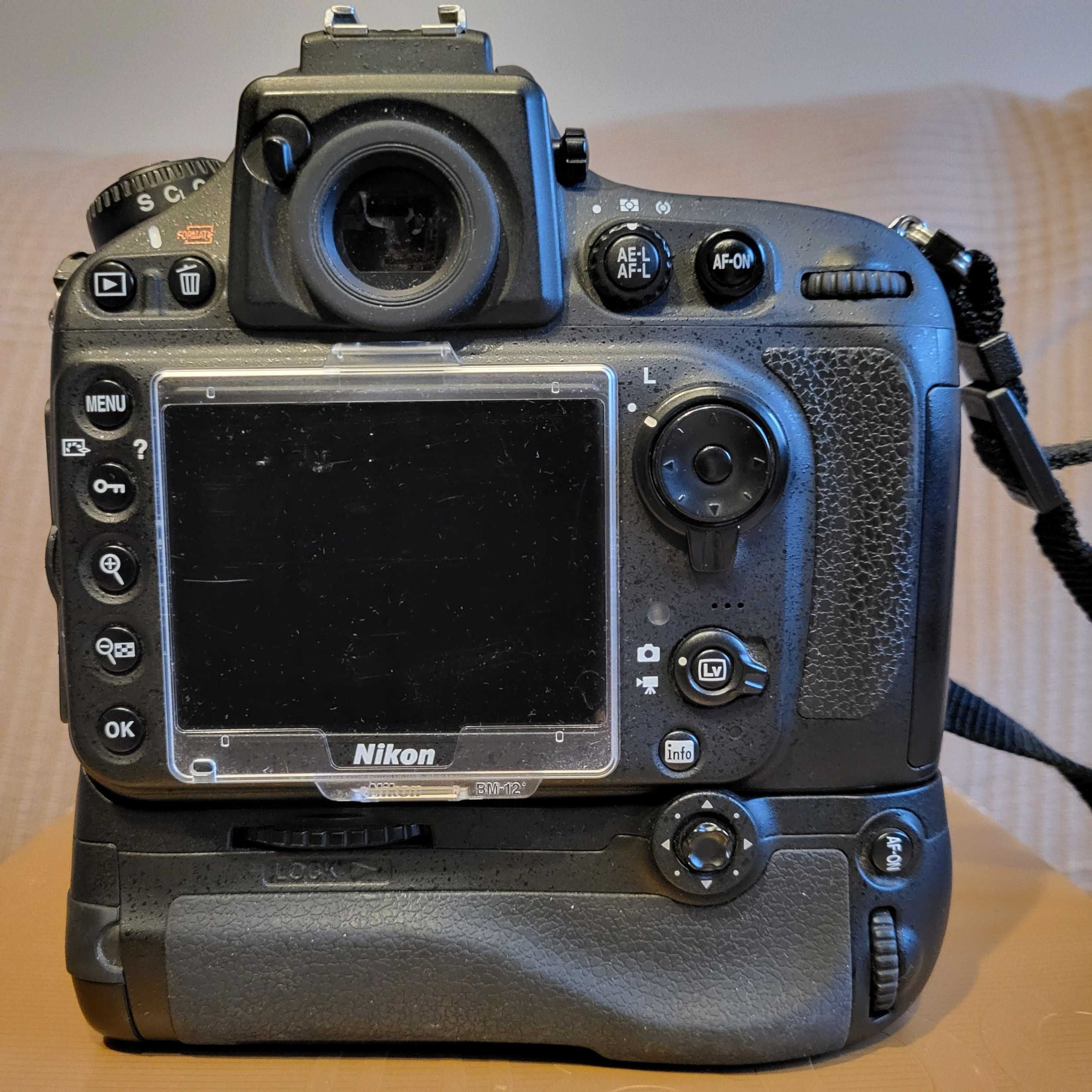 Nikon D800 z oryginalnym  uchwytem MB-D12
