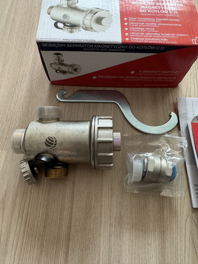 Mosiezny separator magnetyczny Hydroland do kotłów CO 3/4" stały.