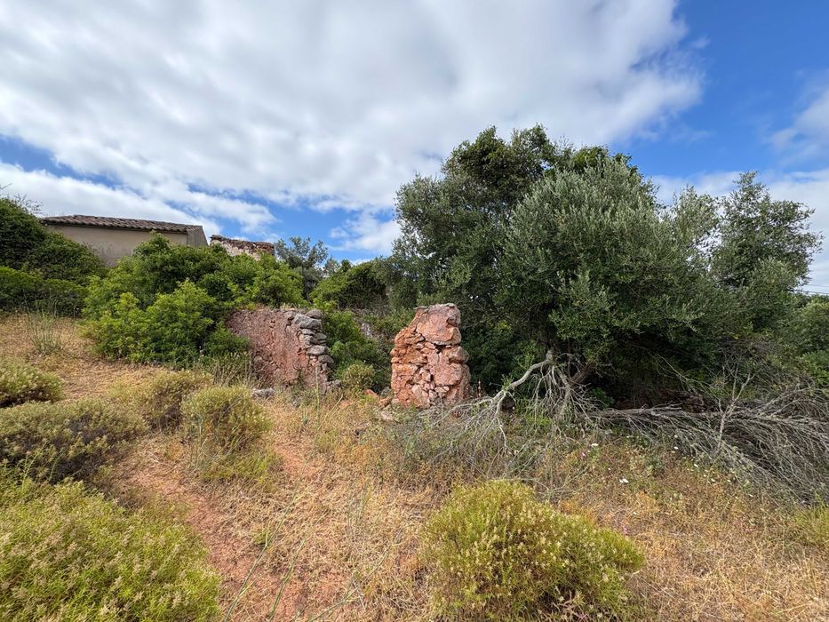 Terreno de 7000m2, com ruína 100m2 para reconstrução em Alte, Algarve