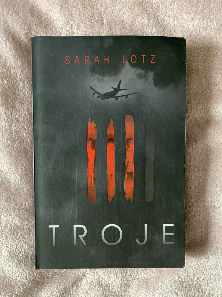 ,,Troje” – Sarah Lotz.