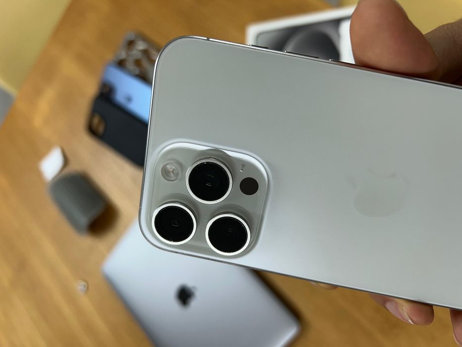 Iphone 15 pro max (negociável)