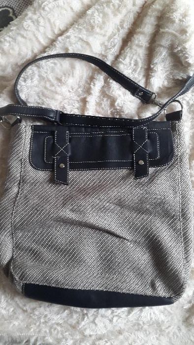 Mala de senhora cinzenta