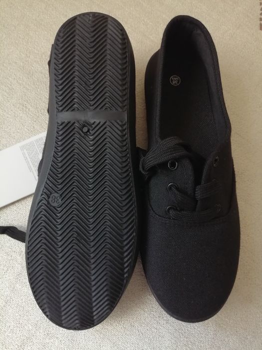 Nowe czarne tenisówki - 38