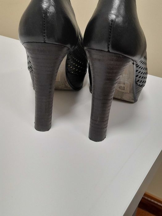 Vendo sapatos pretos tamanho 37.