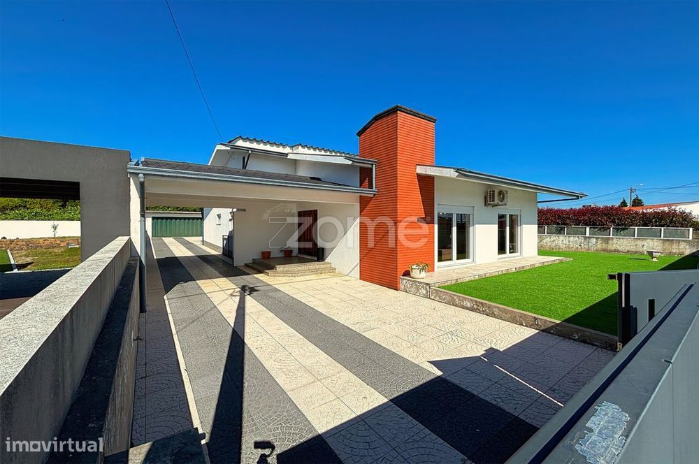 Moradia T3 térrea, independente com jardim em Vila Nova da Telha