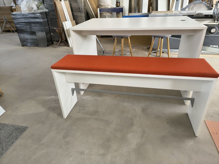 Stół barowy + ławeczka + 2 hokery