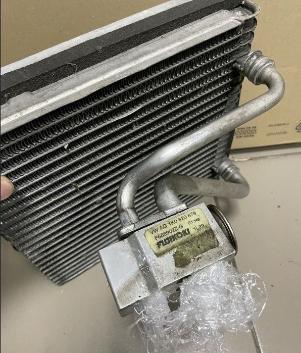 Радіатор кондиціонера з клапаном тиску VOLKSWAGEN PASSAT B8 Tiguan