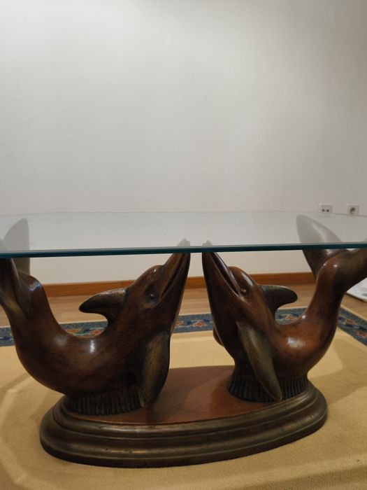 Mesa de centro em vidro com base em madeira esculpida (golfinhos)
