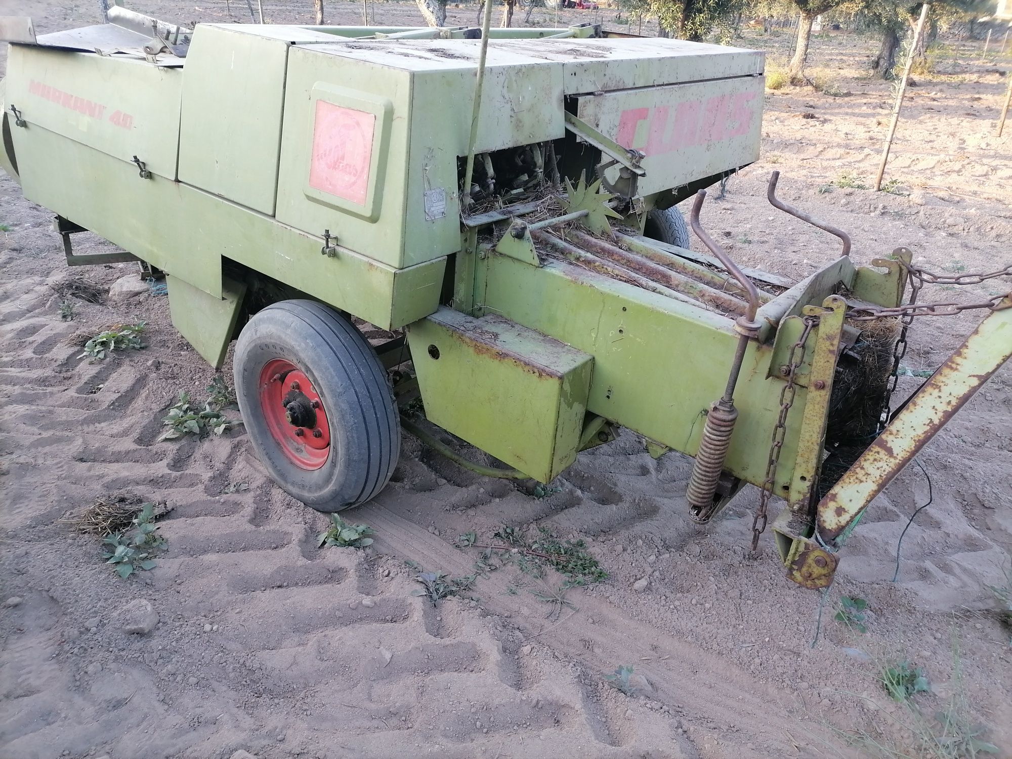 Vendo enfardadeira claas