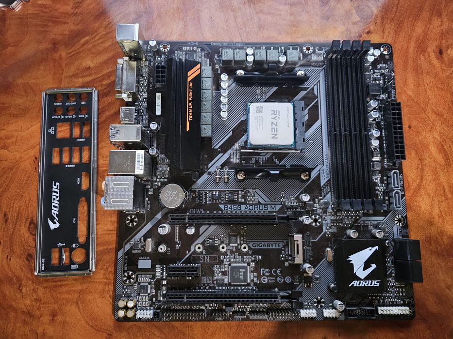 Материнська плата Gigabite B450 Aorus Soket AM4