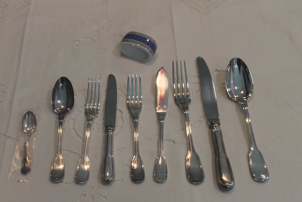 Dois conjuntos completos de talheres Cristofle modelo clássico.