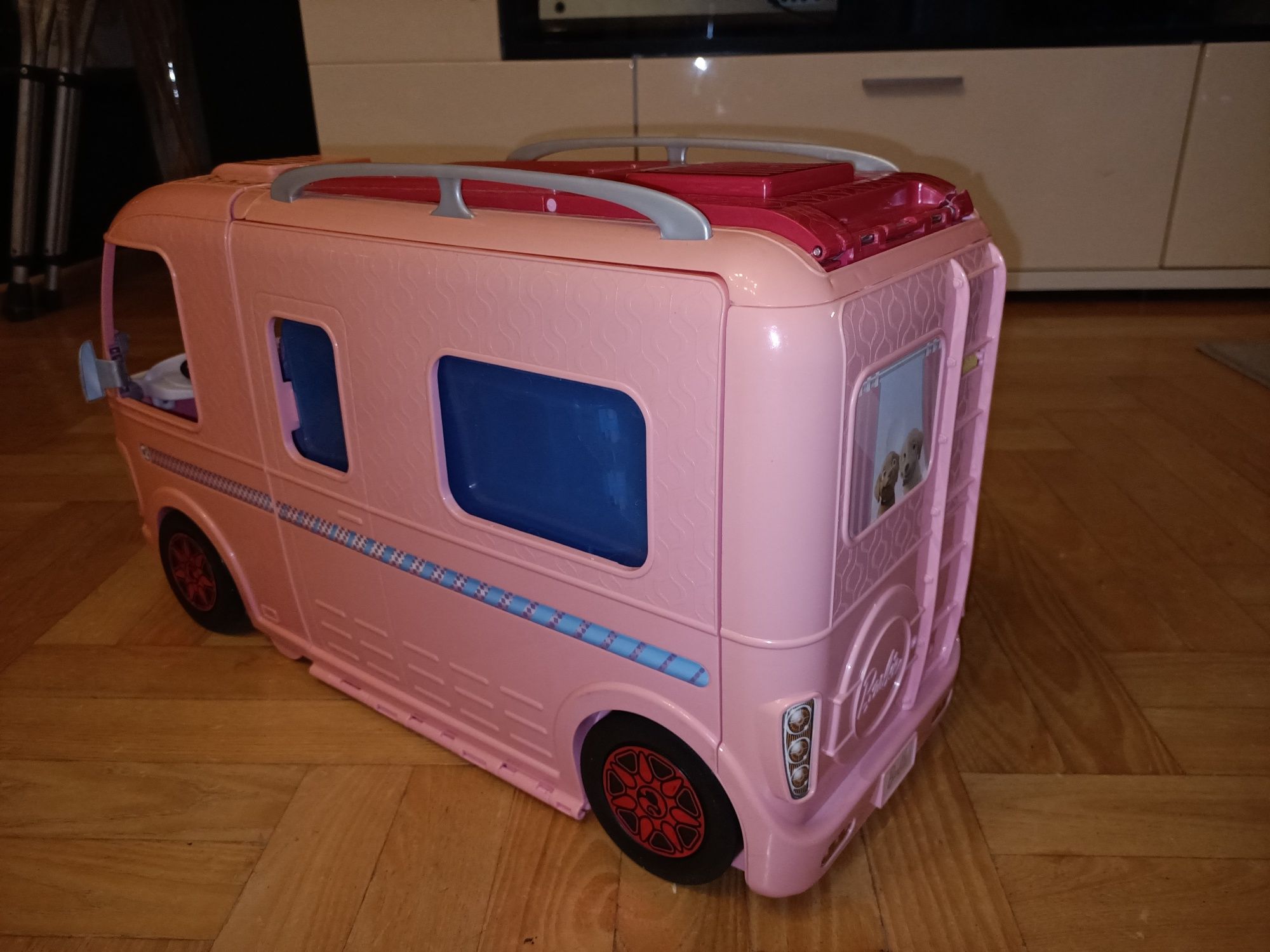 Kamper barbie z basenem