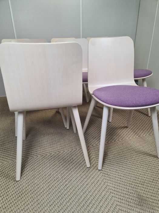 Krzesła Martela Sola białe z fioletową tapicerką design Antti Kotila