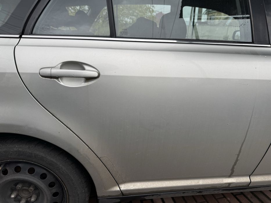 Двері праві Toyota Avensis T25