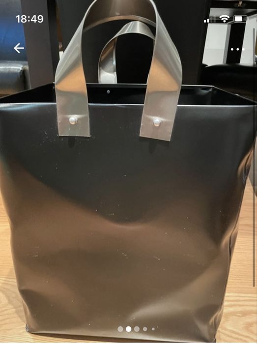 Cesto preto em metal com asas prateadas