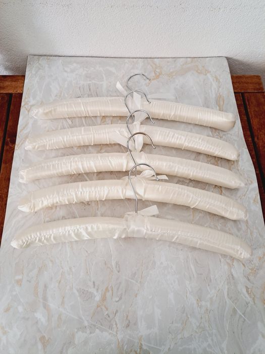 5 cabides almofadados