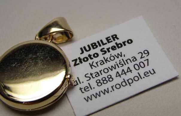 Złota zawieszka okrągły gładki sekretnik.