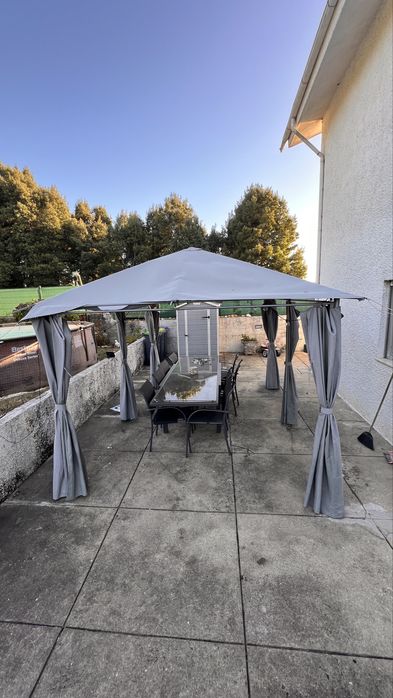 PÉRGOLA SANTORINI CINZA ARDÓSIA COM CORTINAS 3X4M