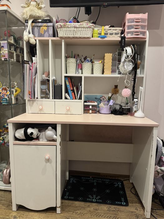 Biurko rożowe z nadstawka Ikea