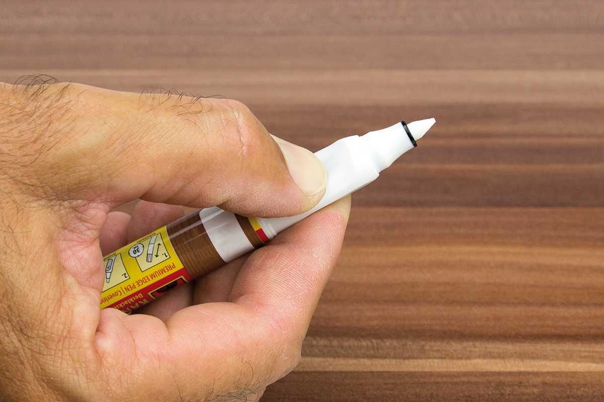 Pisak KANTEN-FIX - okna bramy schody drzwi panele orzech 11ml