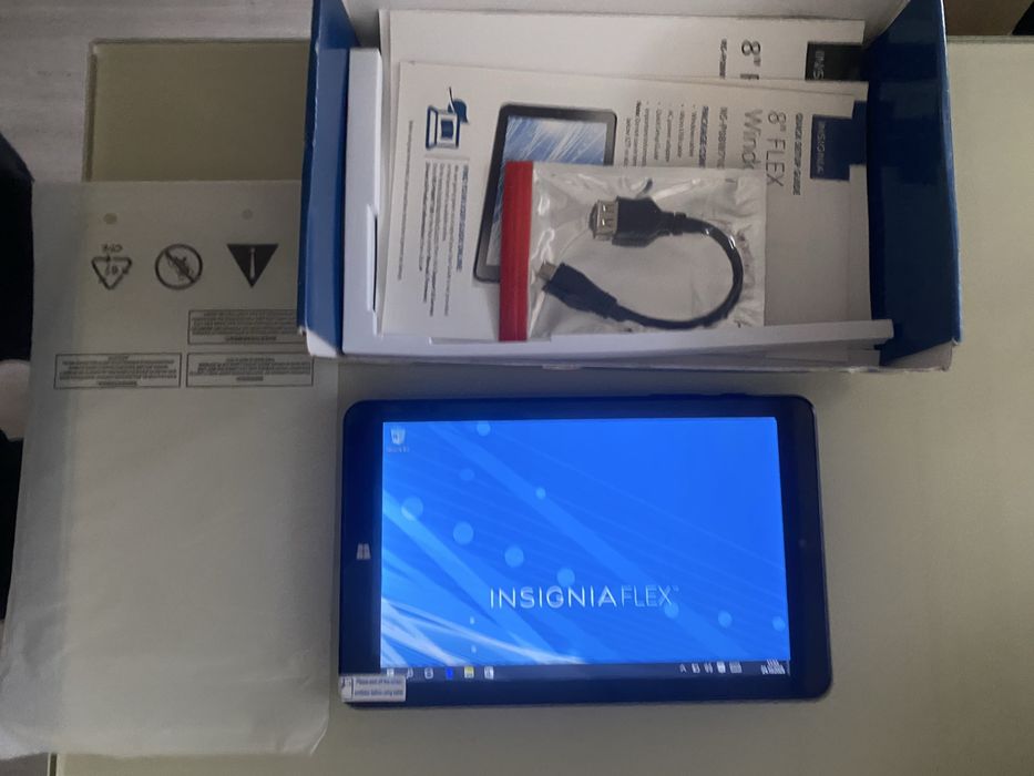 планшет Insignia 8" Flex Windows Tablet.