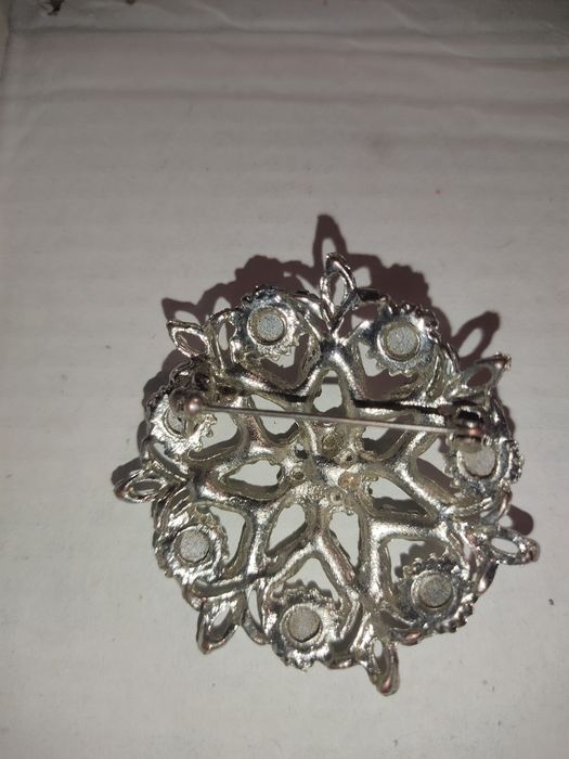 Біжутерія.Хрестик на ланцюжку,брошка