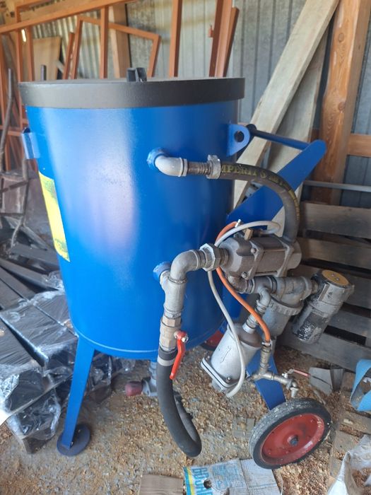 Piaskarka 200l dwa hełmy oraz dysze