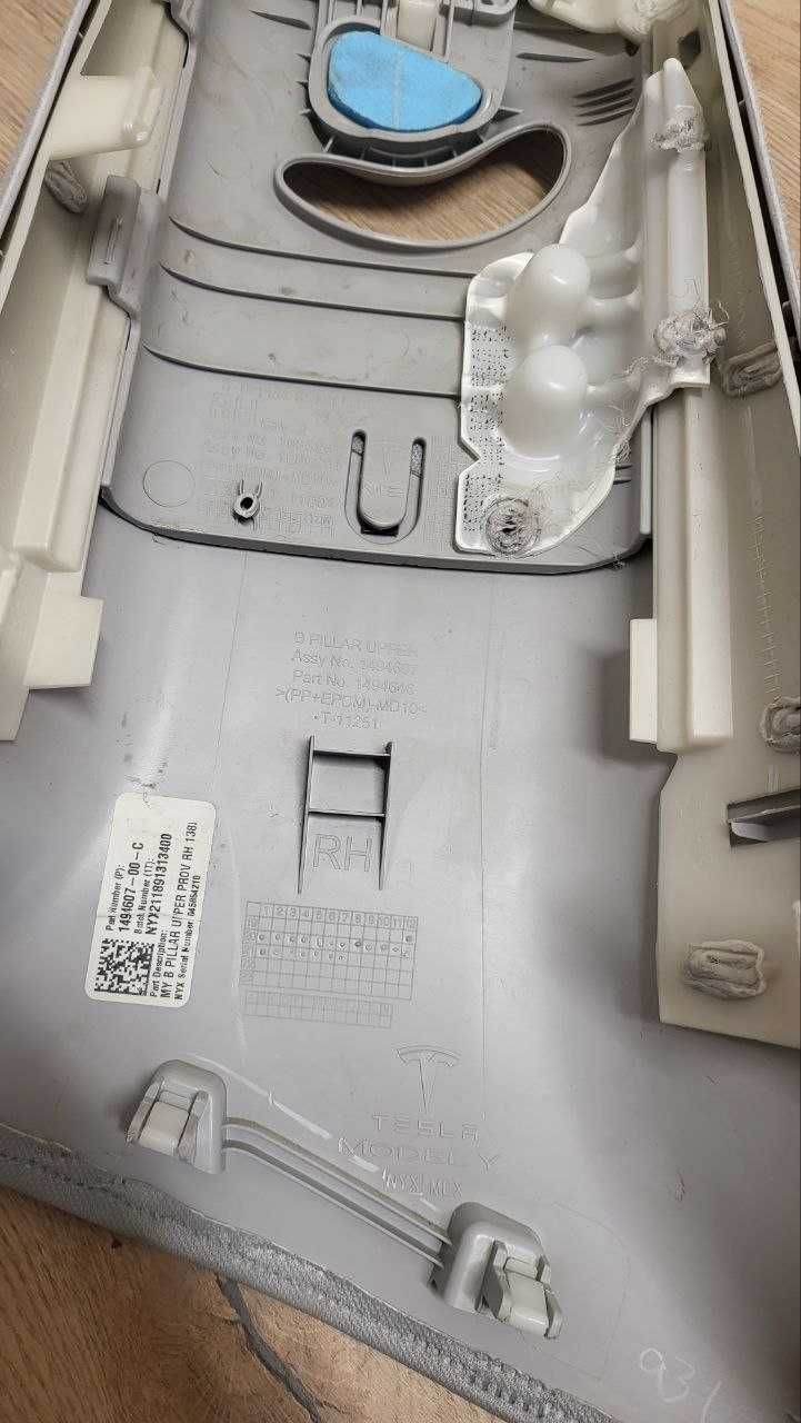 Накладка центральної стійки верхня права Tesla Model 3 1086255-01-K