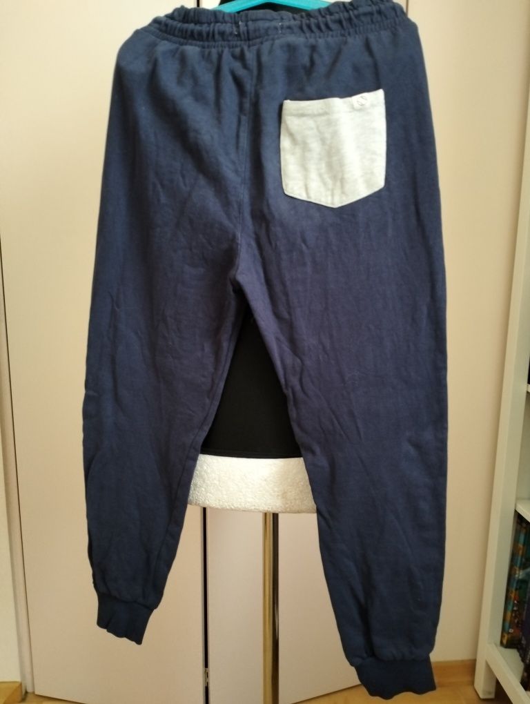 Chłopięce spodnie dresowe marki Reserved rozmiar 146 cm