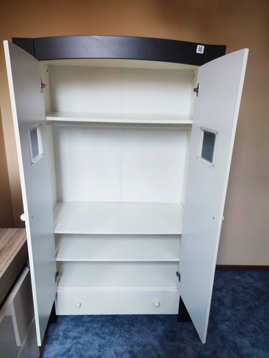 Szafa i komoda firmy Bellamy, drewniane łóżko z materacem