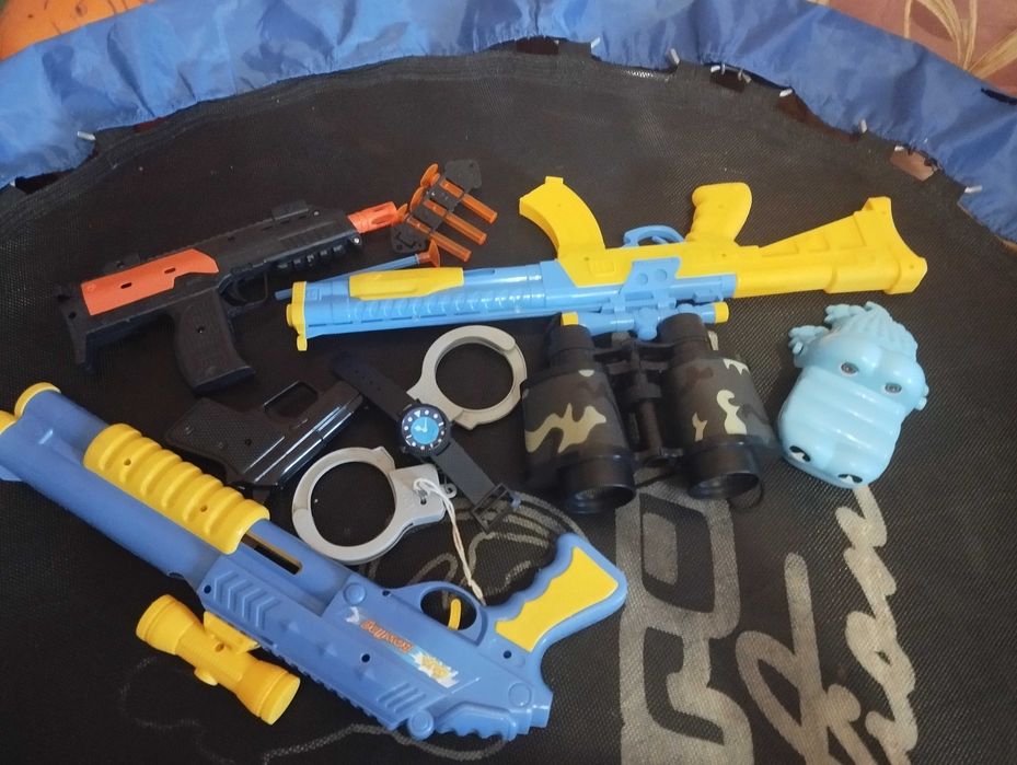 Крокодил кусачка,пистолет, автомат, бинокль, наручники