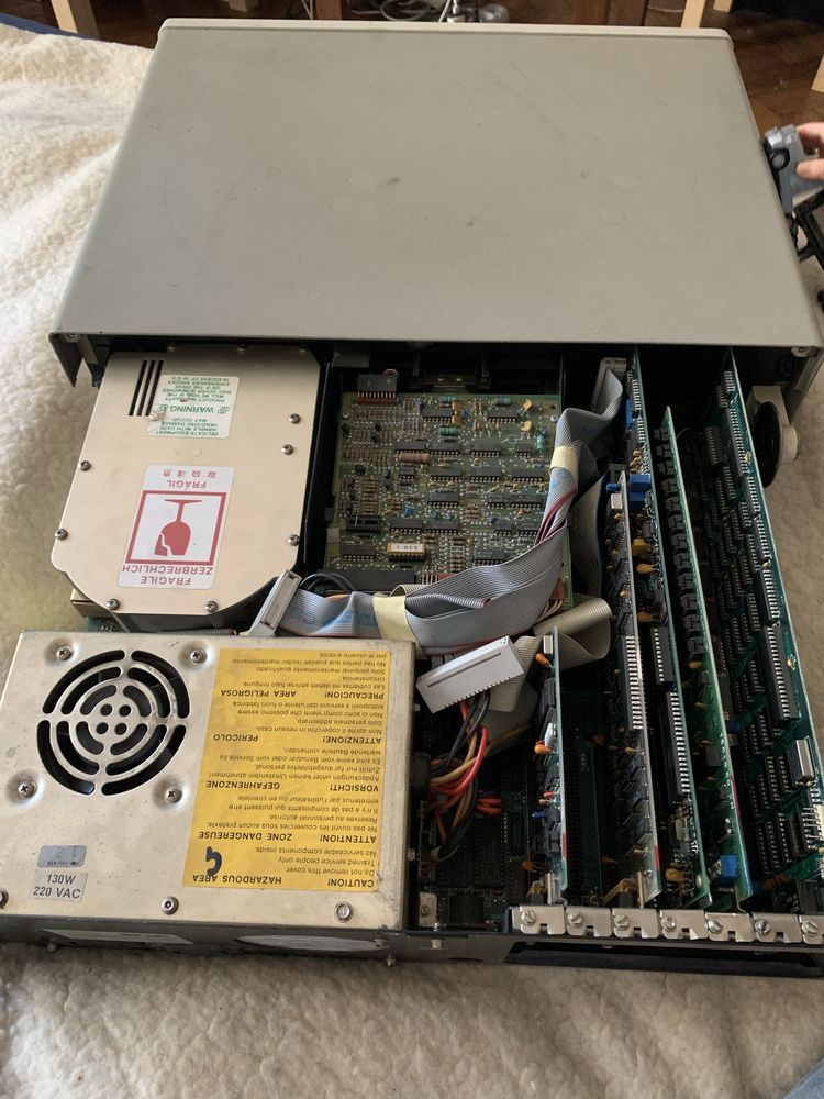 IBM Pc/XT z monitorem i klawiaturą oraz drukarką igłową